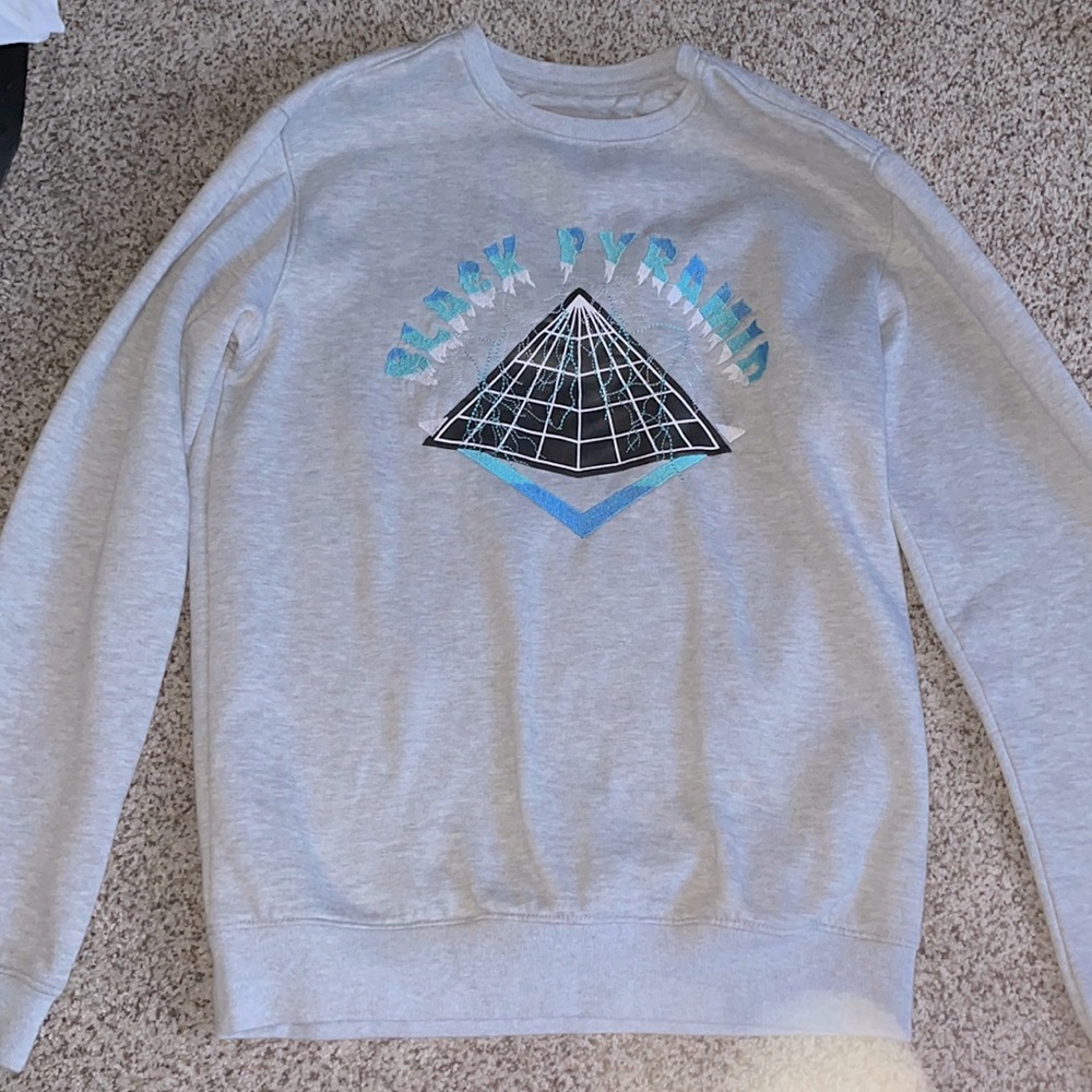 Black Pyramid crew neck size small